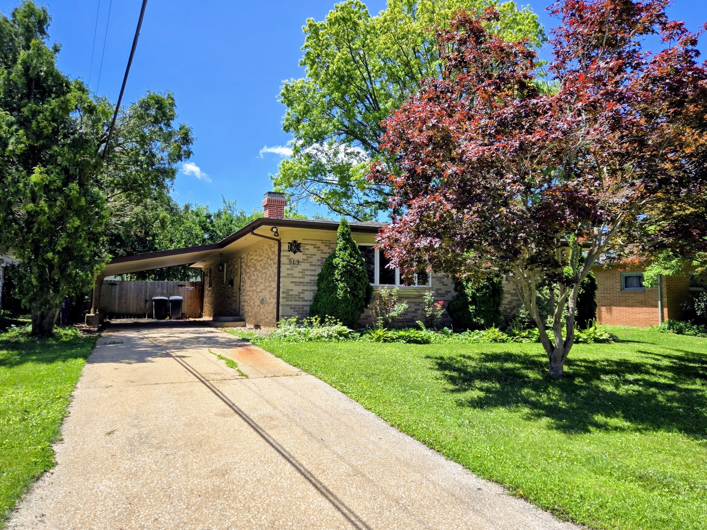 Single family home for sale at 909 E Burkwood Dr, Urbana, IL 61801 | MLS# 12684148