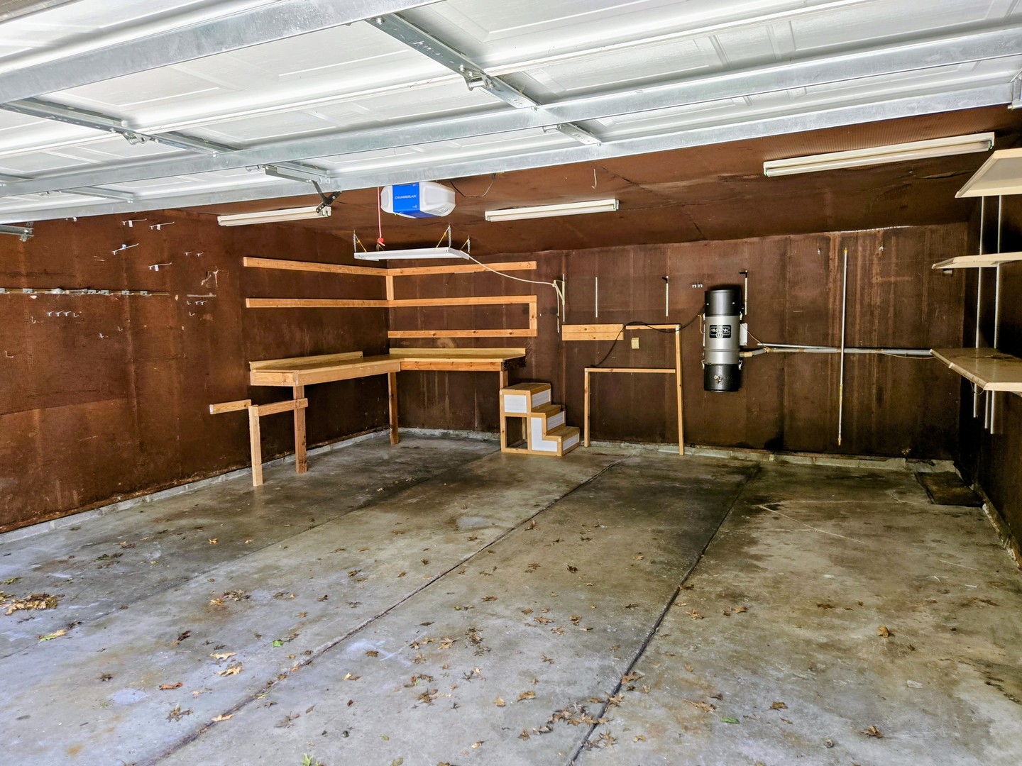 Photo 3 of Single family home for sale at 909 E Burkwood Dr, Urbana, IL 61801 | MLS# 12684148 | Listing updated on 2026-09-21