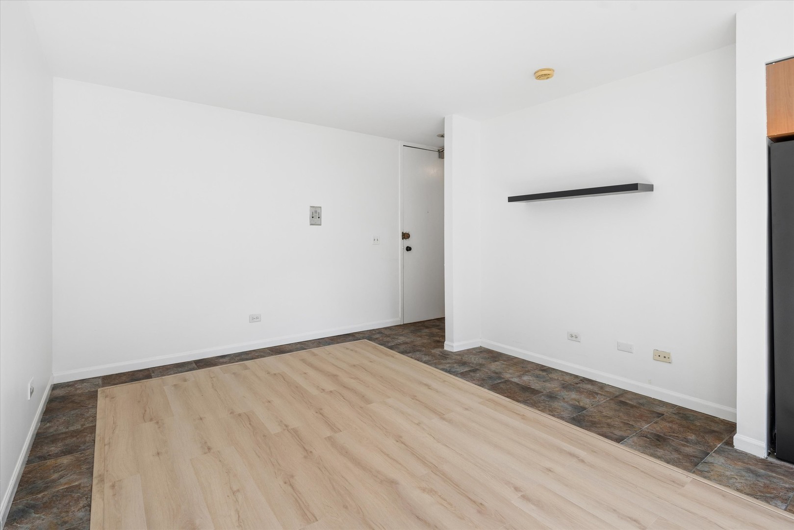 Photo 2 of Condo for sale at 539 W Stratford Pl #408, Chicago, IL 60657 | MLS# 12700672 | Listing updated on 2026-09-24