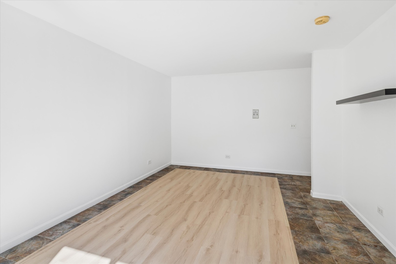 Photo 4 of Condo for sale at 539 W Stratford Pl #408, Chicago, IL 60657 | MLS# 12700672 | Listing updated on 2026-09-24