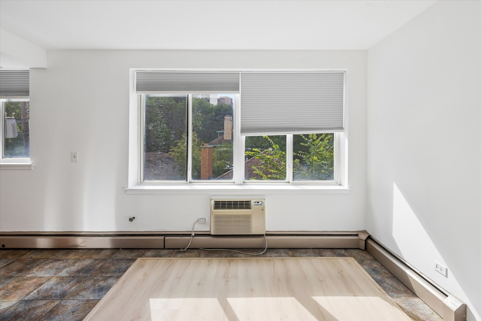 Photo 3 of Condo for sale at 539 W Stratford Pl #408, Chicago, IL 60657 | MLS# 12700672 | Listing updated on 2026-09-24