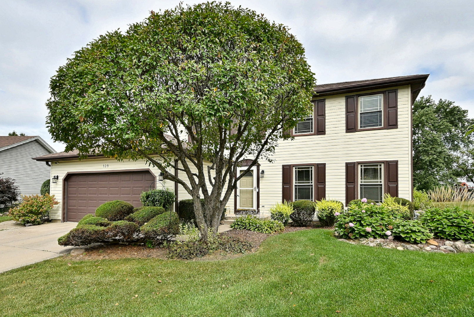 Photo 2 of Single family home for sale at 128 Hunter's Cir, Schaumburg, IL 60193 | MLS# 12721980 | Listing updated on 2026-09-24