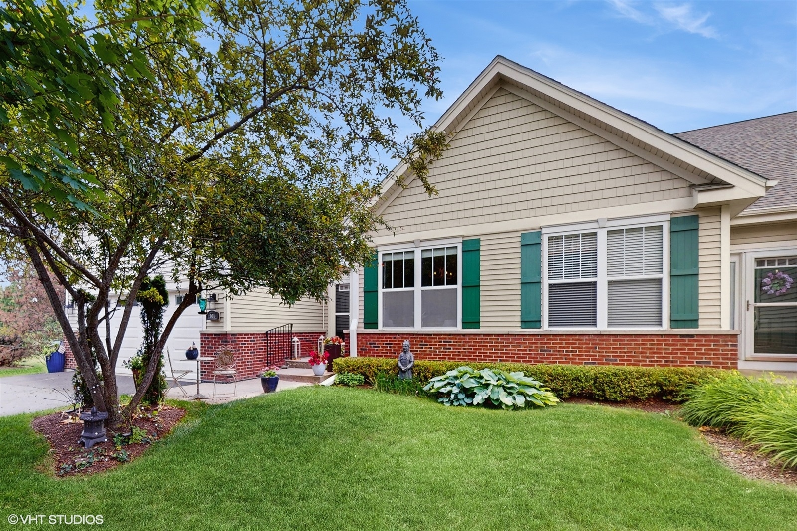 Photo 1 of Townhouse for sale at 301 W Eagle Ct, Waukegan, IL 60087 | MLS# 12728003 | Listing updated on 2026-09-24