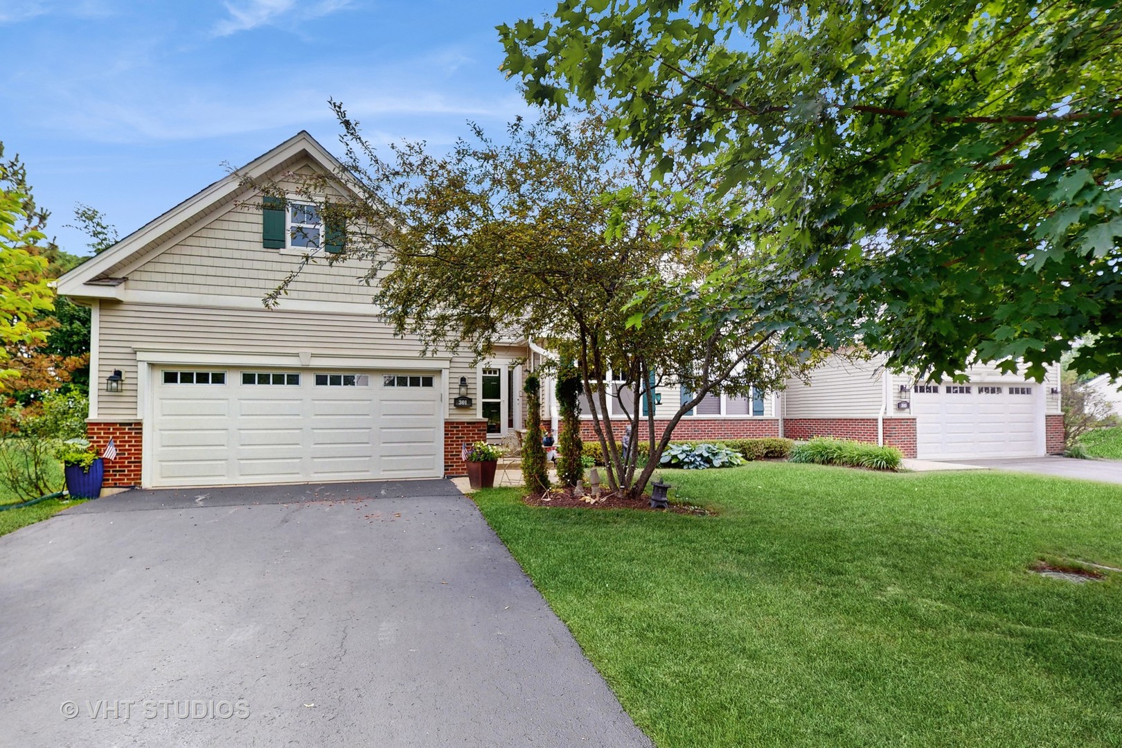 Photo 2 of Townhouse for sale at 301 W Eagle Ct, Waukegan, IL 60087 | MLS# 12728003 | Listing updated on 2026-09-24