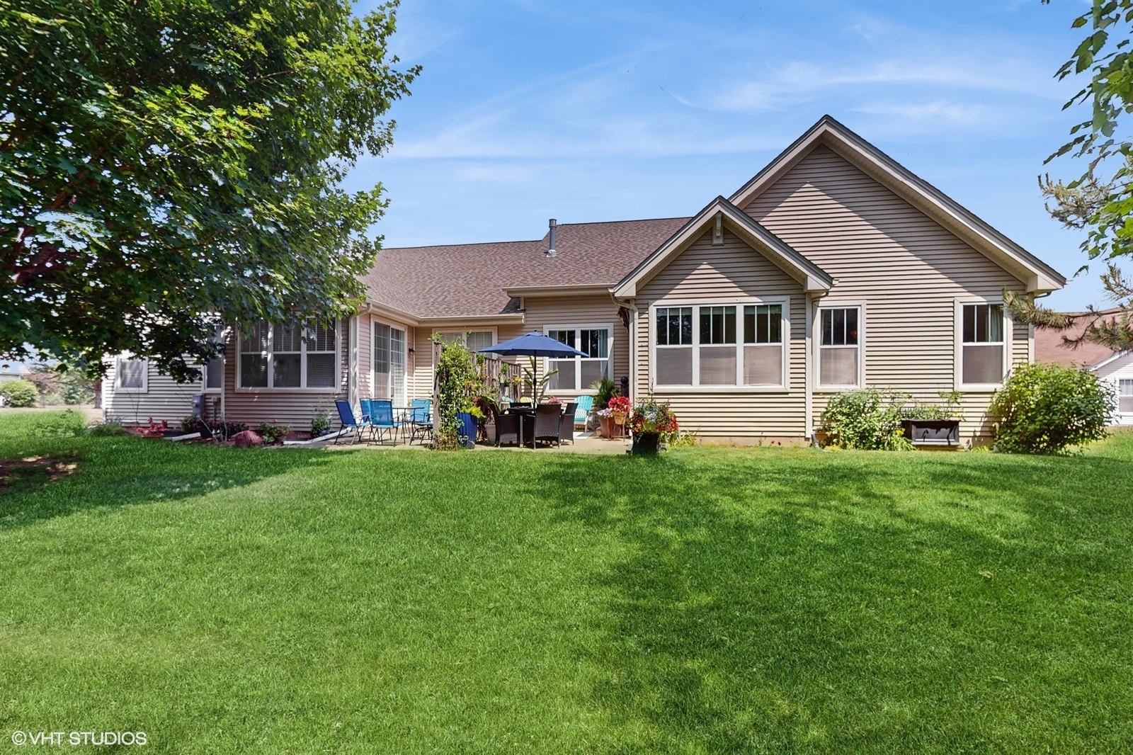 Photo 3 of Townhouse for sale at 301 W Eagle Ct, Waukegan, IL 60087 | MLS# 12728003 | Listing updated on 2026-09-24