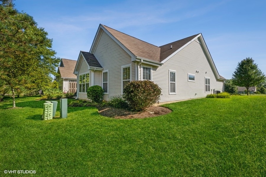 Photo 3 of Townhouse for sale at 301 W Eagle Ct, Waukegan, IL 60087 | MLS# 12728003 | Listing updated on 2026-09-24