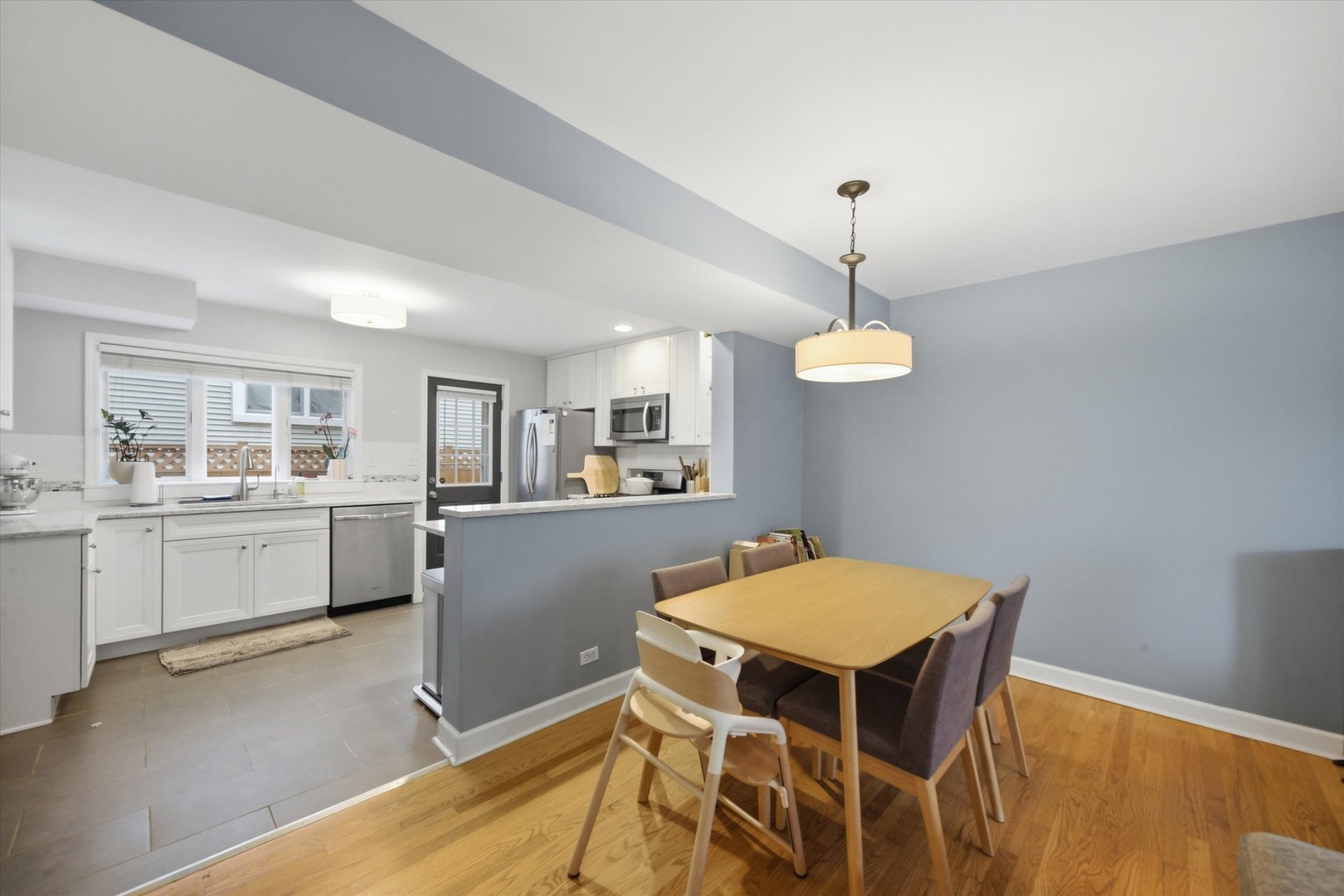 Photo 2 of Townhouse for sale at 1903 W Sunnyside Ave, Chicago, IL 60640 | MLS# 12734694 | Listing updated on 2026-09-24
