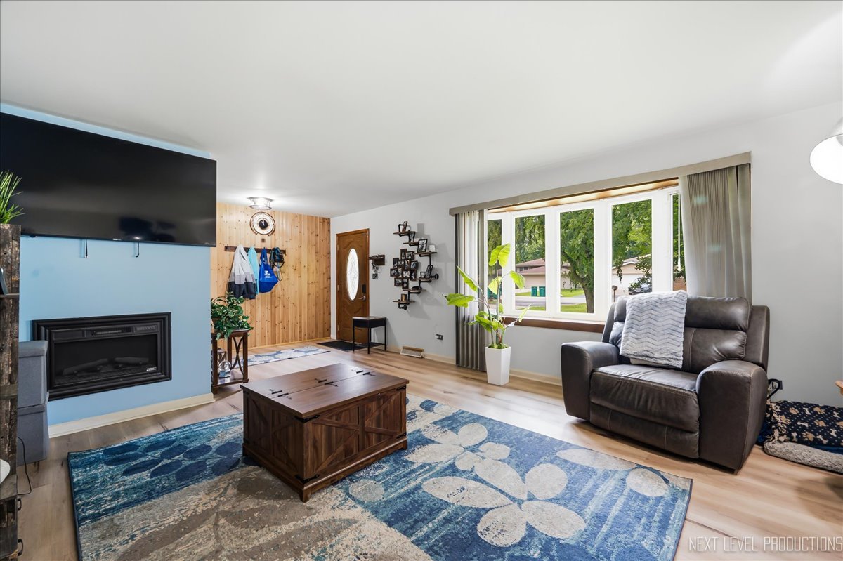 Photo 3 of Single family home for sale at 624 Shorewood Dr, Shorewood, IL 60404 | MLS# 12748894 | Listing updated on 2026-09-24