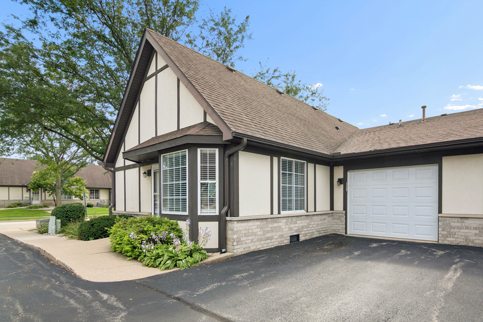 Photo 2 of Townhouse for sale at 1880 Willow Cir Dr, Crest Hill, IL 60403 | MLS# 12750294 | Listing updated on 2026-09-24