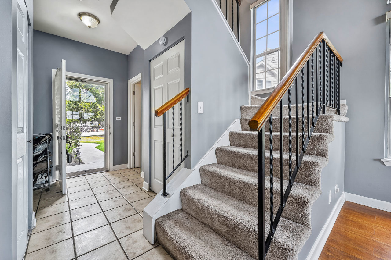 Photo 4 of Townhouse for sale at 71 Golfview Dr, Glendale Heights, IL 60139 | MLS# 12751838 | Listing updated on 2026-09-24
