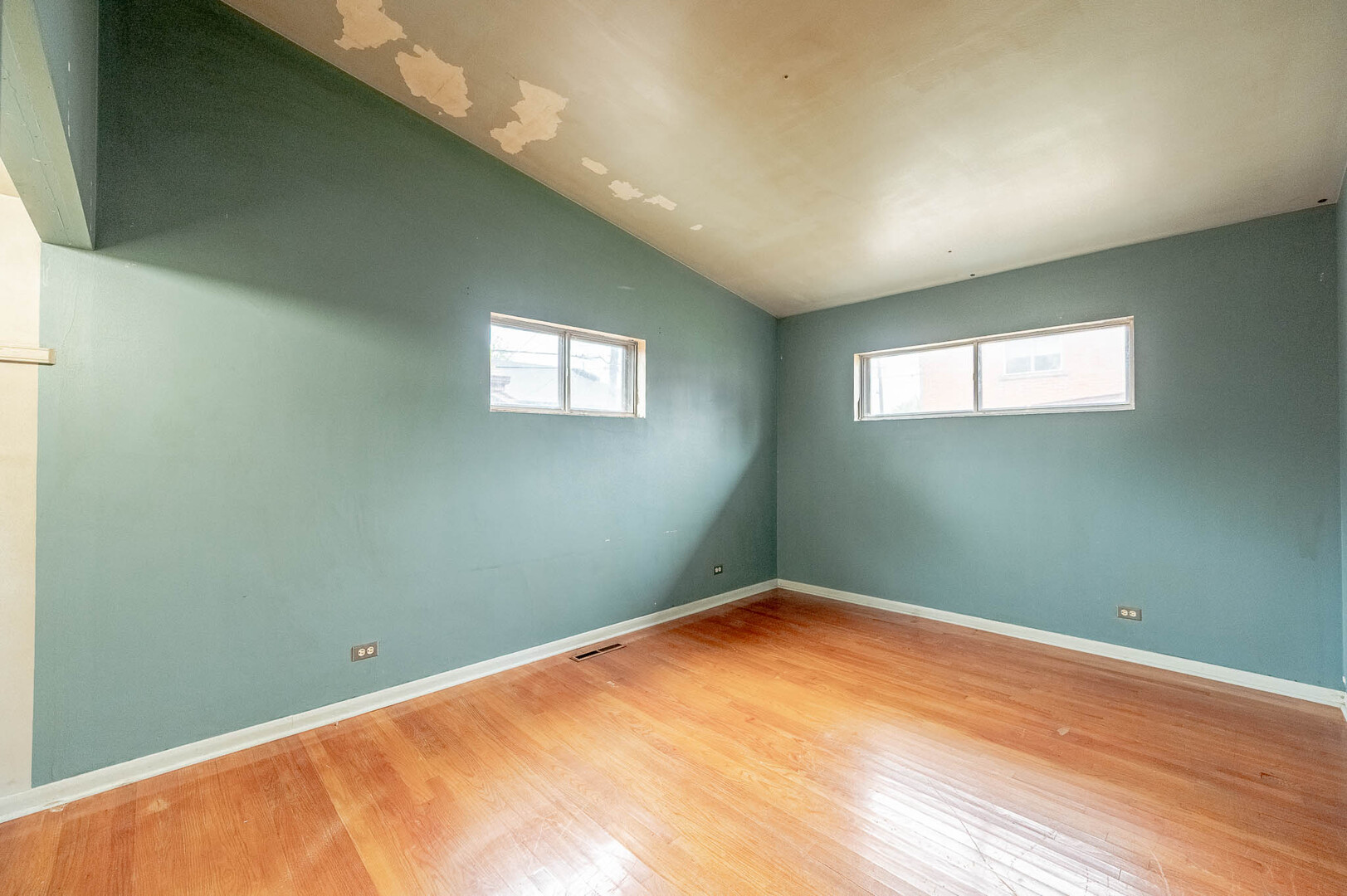 Photo 4 of Single family home for sale at 8410 W Bruce Dr, Niles, IL 60714 | MLS# 12760096 | Listing updated on 2026-09-21