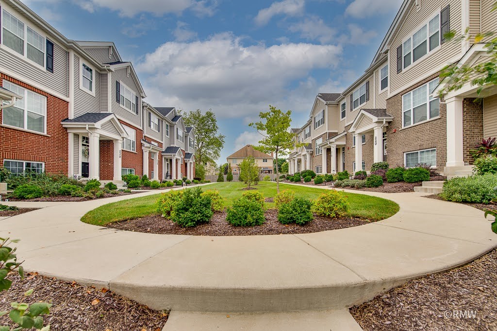 Townhouse for sale at 230 Timberleaf Cir, Roselle, IL 60172 | MLS# 12761532