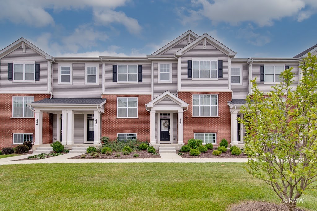 Photo 2 of Townhouse for sale at 230 Timberleaf Cir, Roselle, IL 60172 | MLS# 12761532 | Listing updated on 2026-09-24