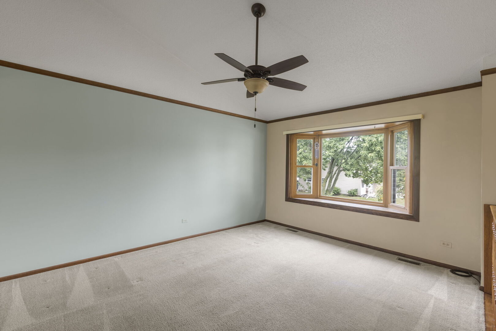 Photo 4 of Single family home for sale at 1965 Crescent Ln, Hoffman Estates, IL 60169 | MLS# 12762878 | Listing updated on 2026-09-24