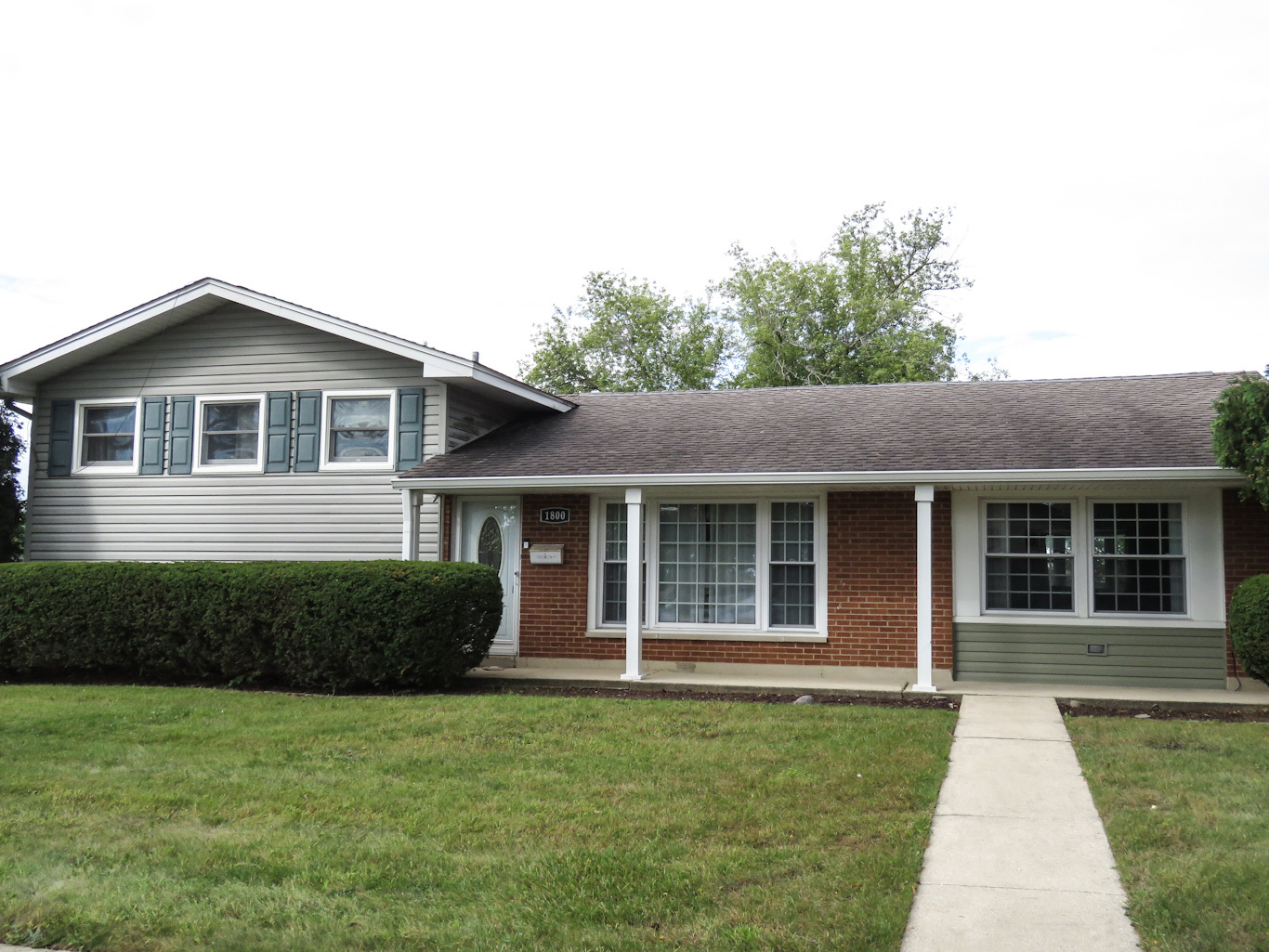 Photo 1 of Single family home for sale at 1800 N Newport Rd, Hoffman Estates, IL 60169 | MLS# 12763177 | Listing updated on 2026-09-24