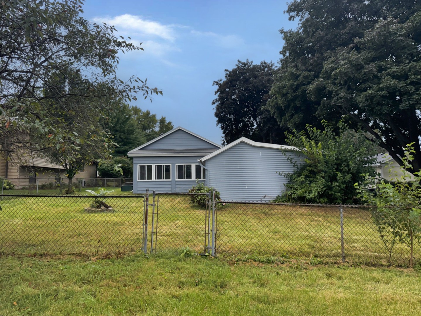 Photo 3 of Single family home for sale at 402 S 13th Avenue, St. Charles, IL 60174 | MLS# 12763604 | Listing updated on 2026-09-24