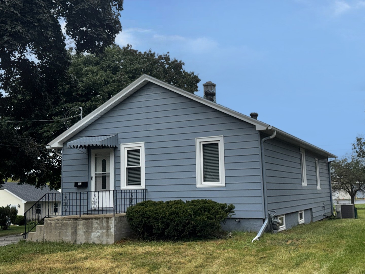 Photo 3 of Single family home for sale at 402 S 13th Avenue, St. Charles, IL 60174 | MLS# 12763604 | Listing updated on 2026-09-24