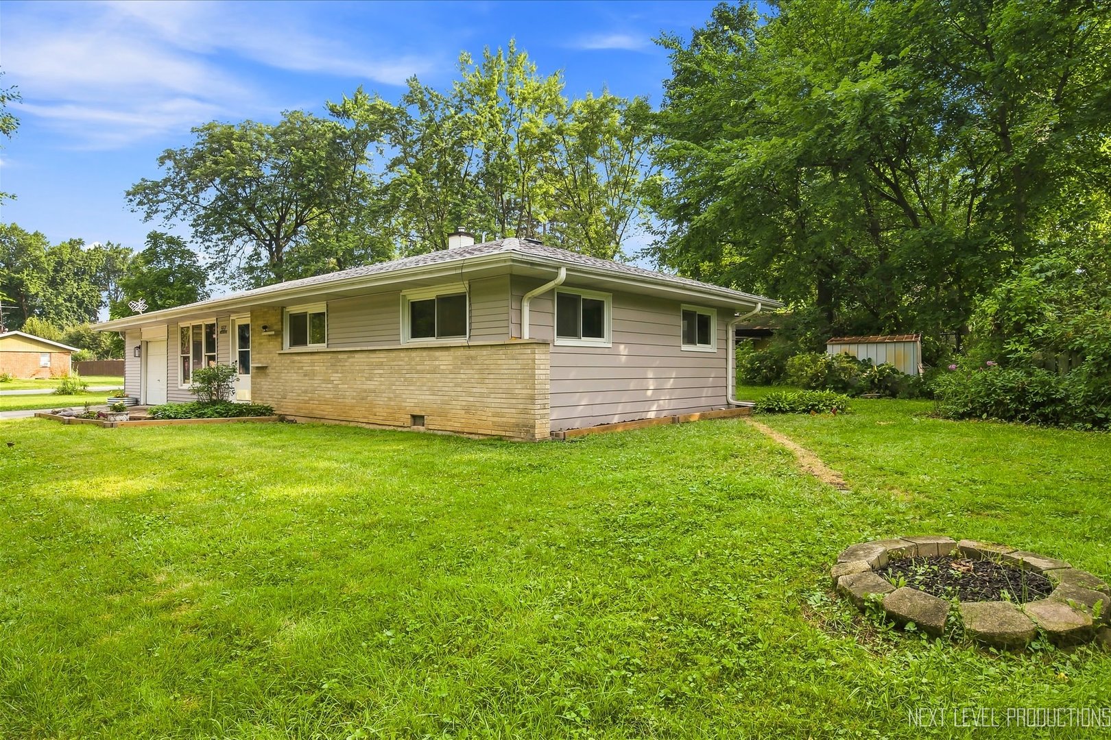 Photo 3 of Single family home for sale at 557 Willard Ave, Elgin, IL 60120 | MLS# 12763820 | Listing updated on 2026-09-24