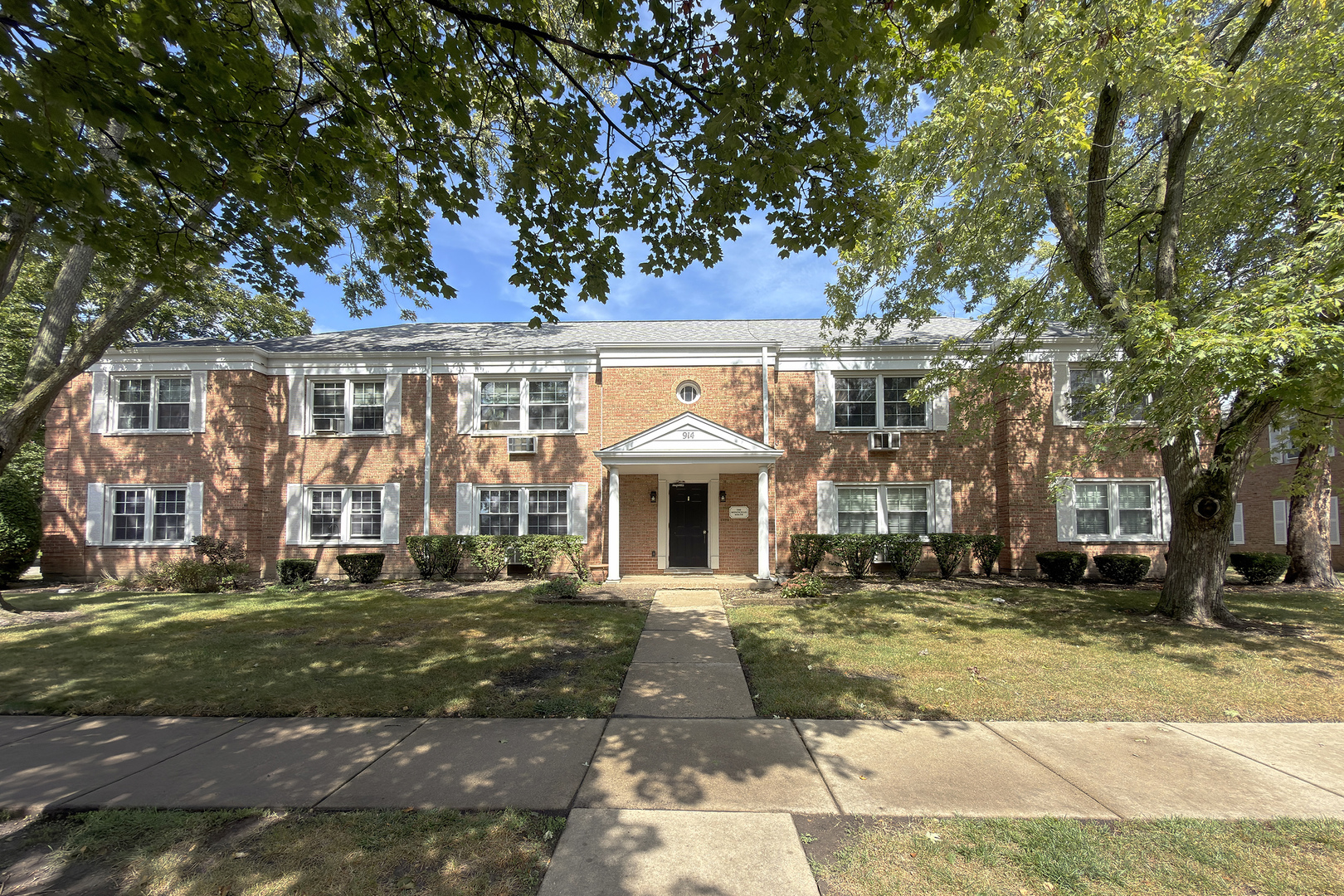Photo 2 of Condo for sale at 914 W St James St #1, Arlington Heights, IL 60005 | MLS# 12763868 | Listing updated on 2026-09-24