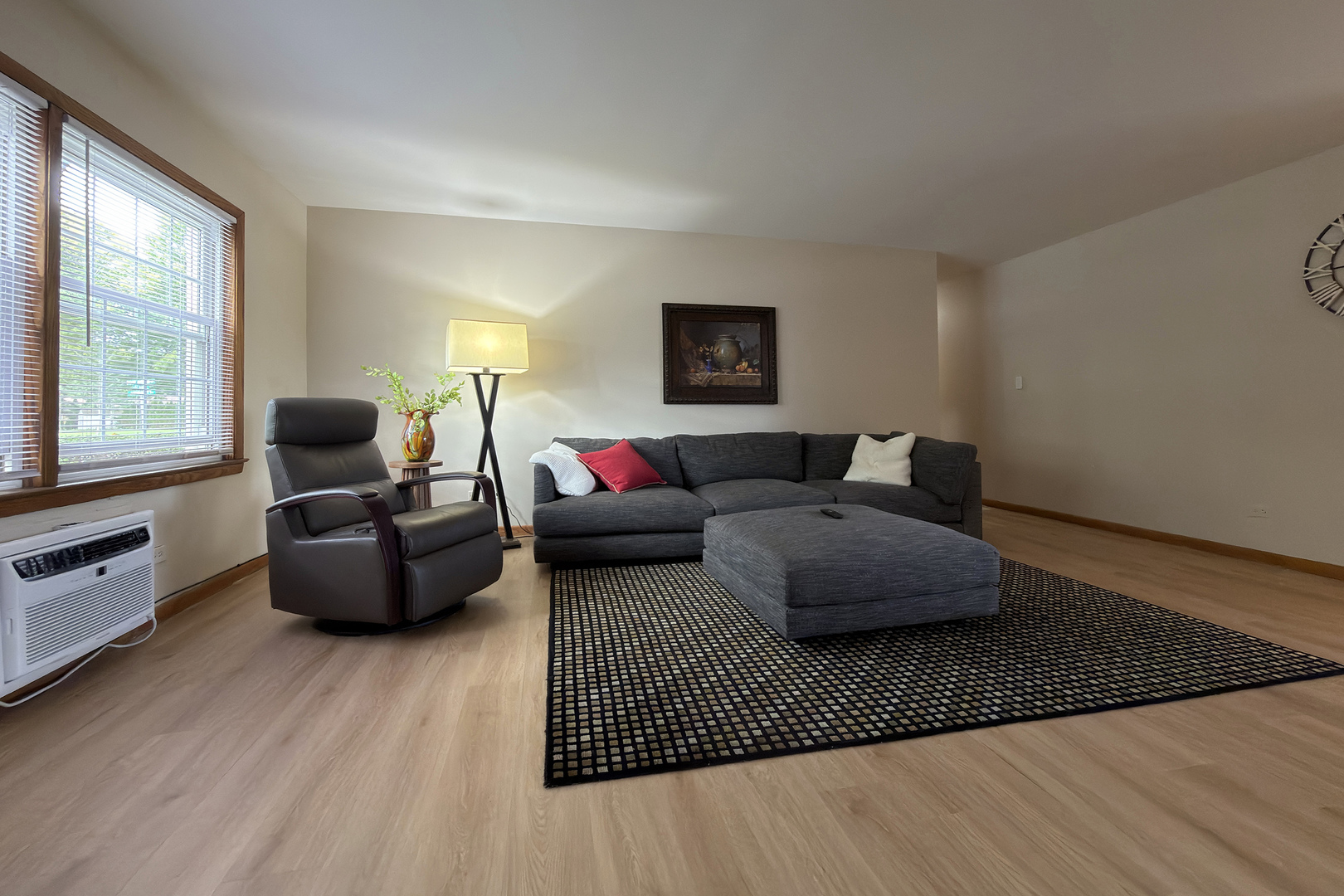 Listing Photo 4 - Condo for sale in building located at 914 W St James St, Arlington Heights, IL 60005 - Unit #1