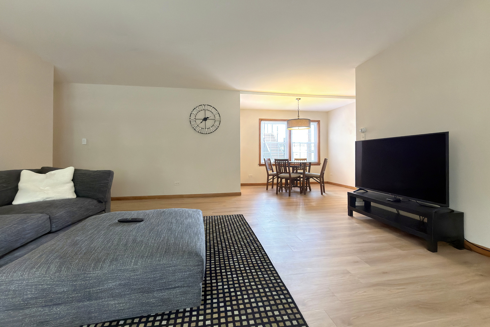 Listing Photo 5 - Condo for sale in building located at 914 W St James St, Arlington Heights, IL 60005 - Unit #1