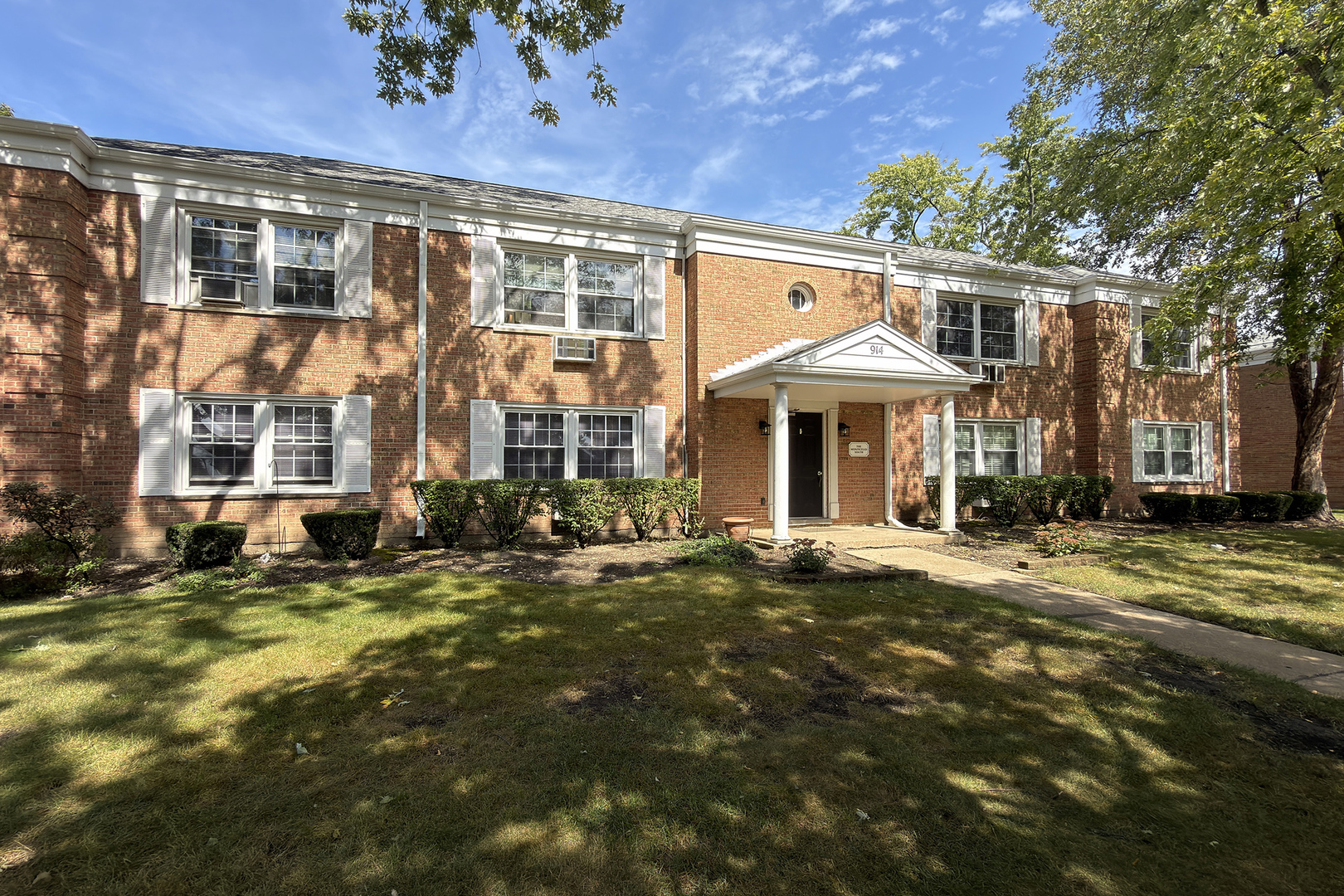 Photo 1 of Condo for sale at 914 W St James St #1, Arlington Heights, IL 60005 | MLS# 12763868 | Listing updated on 2026-09-24