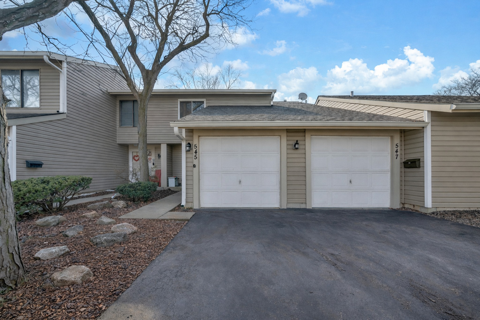 Photo 2 of Townhouse for sale at 545 Alton Ct, Carol Stream, IL 60188 | MLS# 12764044 | Listing updated on 2026-09-24