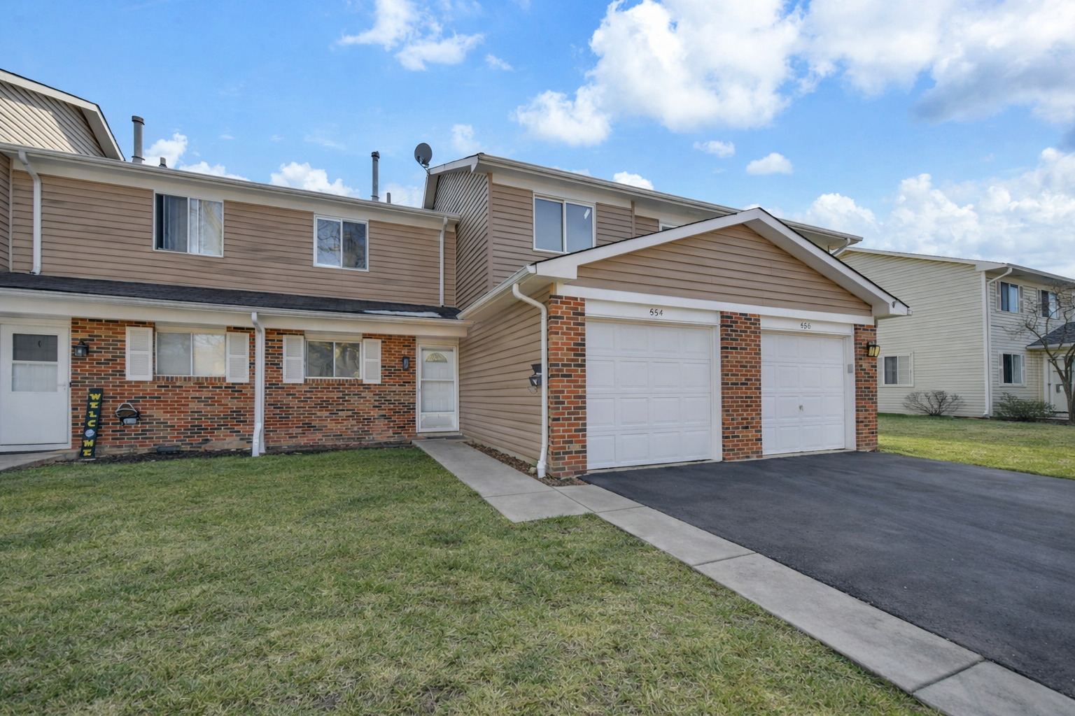 Photo 2 of Townhouse for sale at 454 Esselen Ct, Carol Stream, IL 60188 | MLS# 12764053 | Listing updated on 2026-09-24
