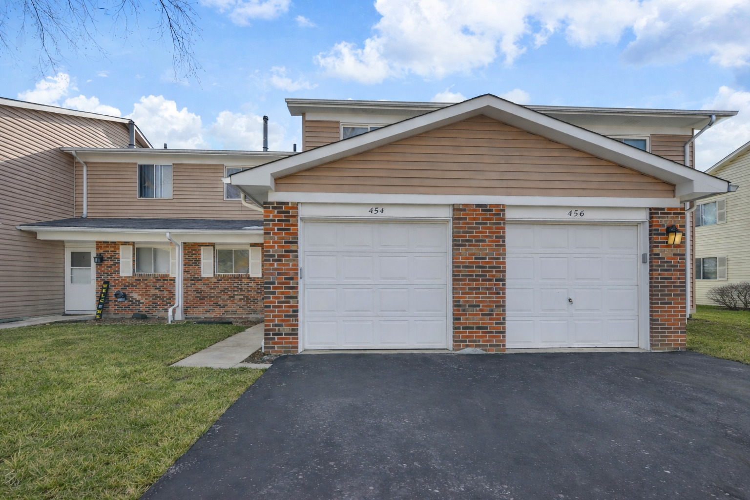 Photo 3 of Townhouse for sale at 454 Esselen Ct, Carol Stream, IL 60188 | MLS# 12764053 | Listing updated on 2026-09-24