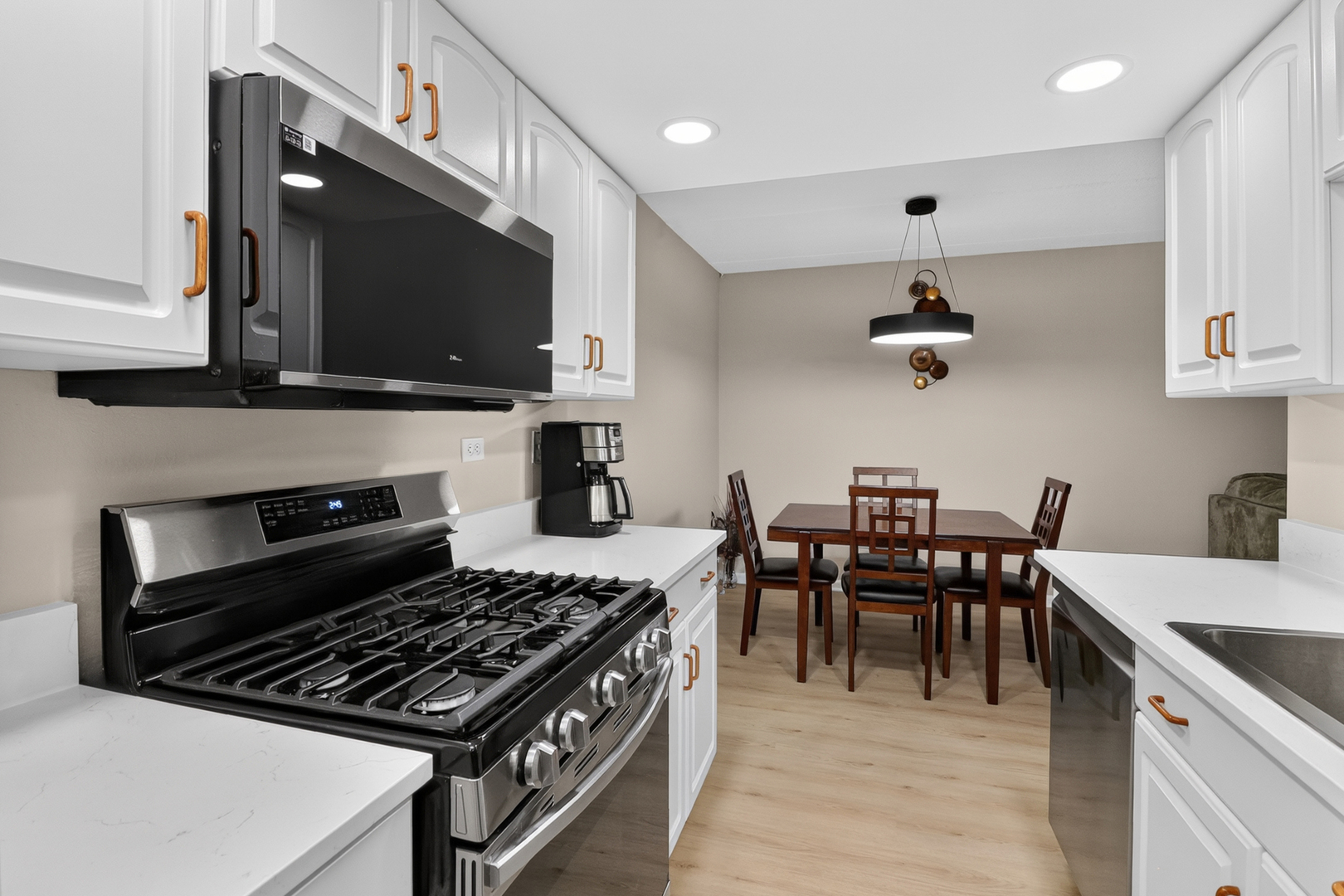 Listing Photo 5 - Condo for sale in building located at 8020 Woodglen Ln, Downers Grove, IL 60516 - Unit #202