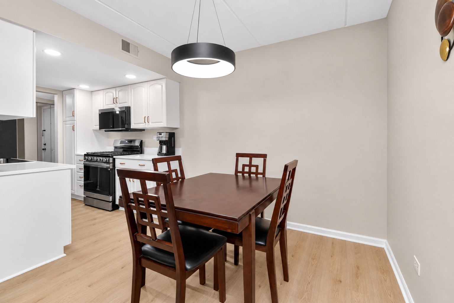 Listing Photo 4 - Condo for sale in building located at 8020 Woodglen Ln, Downers Grove, IL 60516 - Unit #202