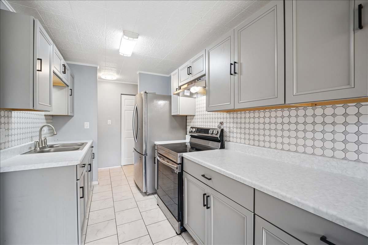 Listing Photo 4 - Condo for sale in building located at 681 Elmhurst Rd, Des Plaines, IL 60016 - Unit #C