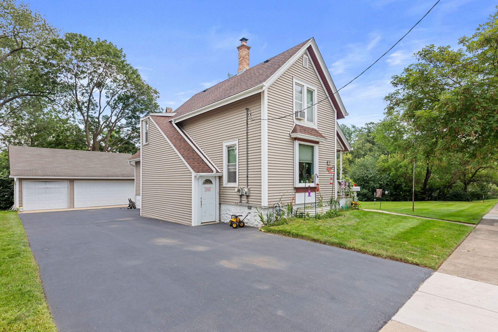 Photo 3 of Single family home for sale at 20 Division St, Algonquin, IL 60102 | MLS# 12767010 | Listing updated on 2026-10-08