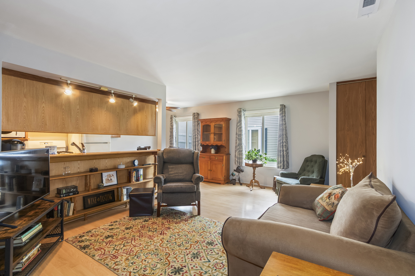 Photo 3 of Townhouse for sale at 1585 Cove Dr, Prospect Heights, IL 60070 | MLS# 12767668 | Listing updated on 2026-09-24