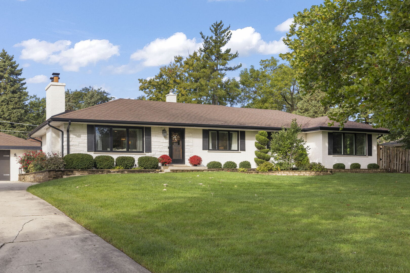 Photo 1 of Single family home for sale at 390 S Kenilworth Ave, Glen Ellyn, IL 60137 | MLS# 12768633 | Listing updated on 2026-10-08