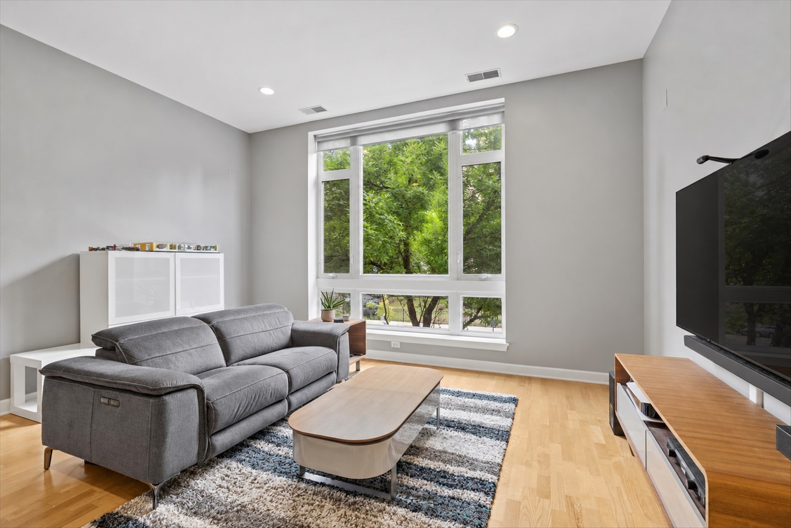 Photo 4 of Condo for sale at 1005 W Buena Ave #2E, Chicago, IL 60613 | MLS# 12772678 | Listing updated on 2026-10-27