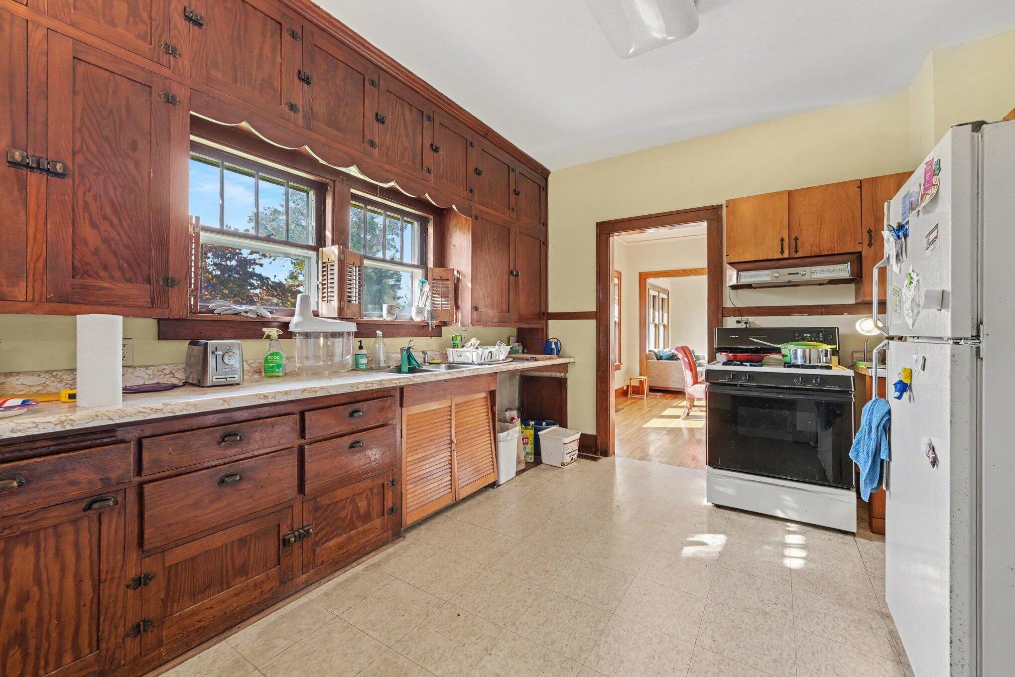 Photo 4 of Single family home for sale at 806 Academy St, Valparaiso, IN 46383 | MLS# 847326 | Listing updated on 2026-10-26