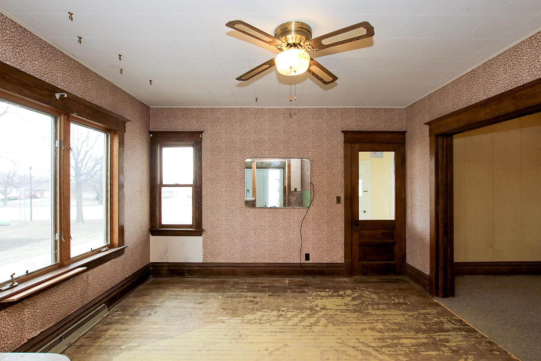 Photo 3 of Single family home for sale at 321 Highway 7 E, Hutchinson, MN 55350 | MLS# 6800484 | Listing updated on 2026-09-21