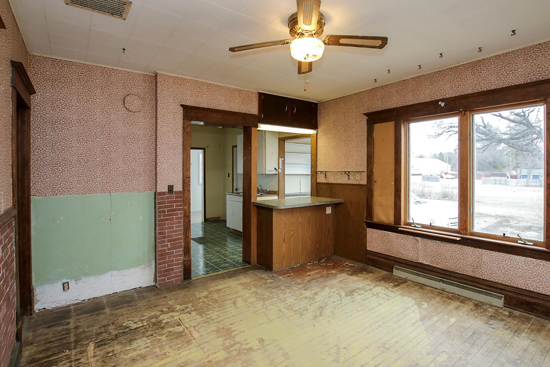 Photo 4 of Single family home for sale at 321 Highway 7 E, Hutchinson, MN 55350 | MLS# 6800484 | Listing updated on 2026-09-21