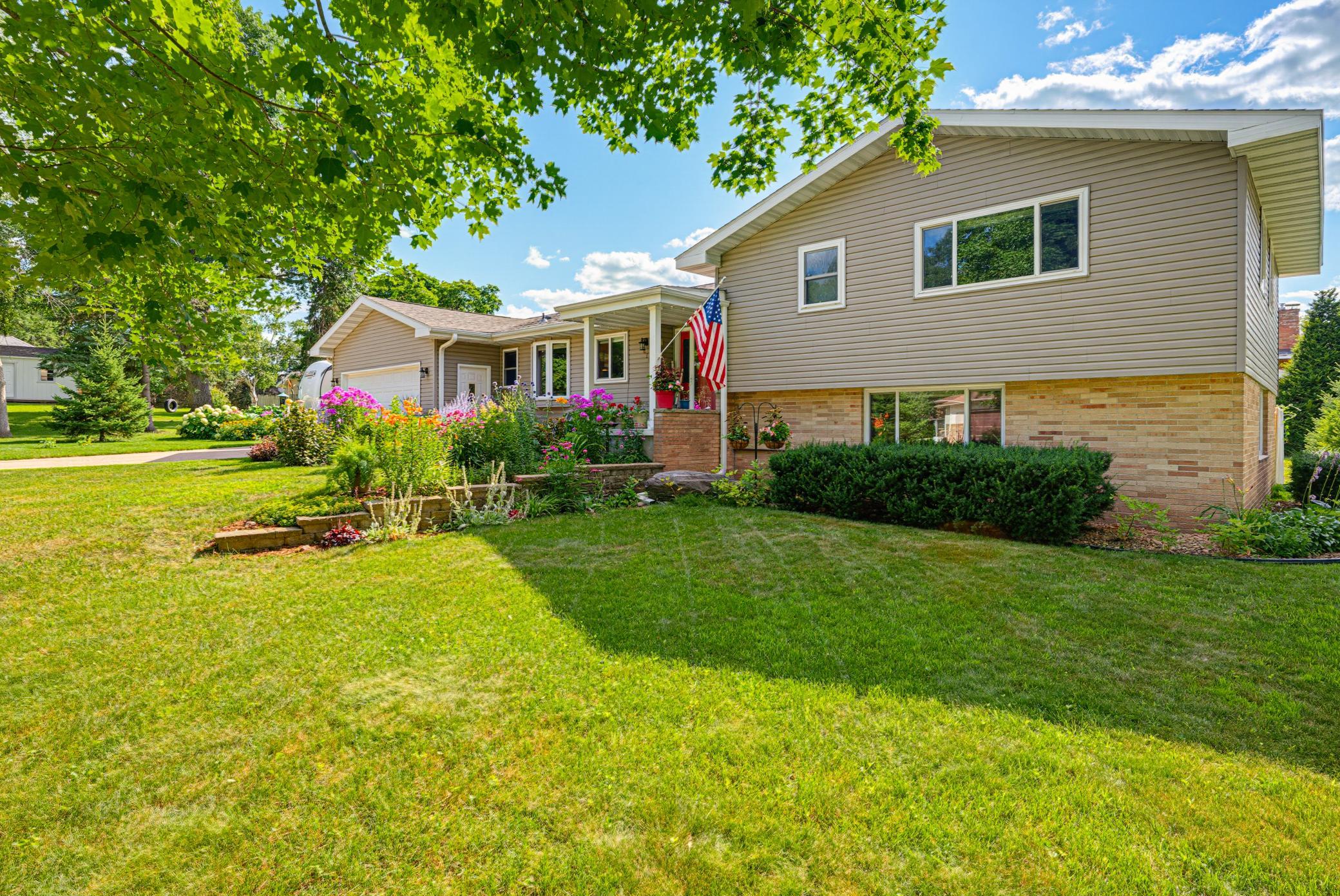 Photo 2 of Single family home for sale at 870 Hanson Dr Sw, Hutchinson, MN 55350 | MLS# 7111319 | Listing updated on 2026-09-21