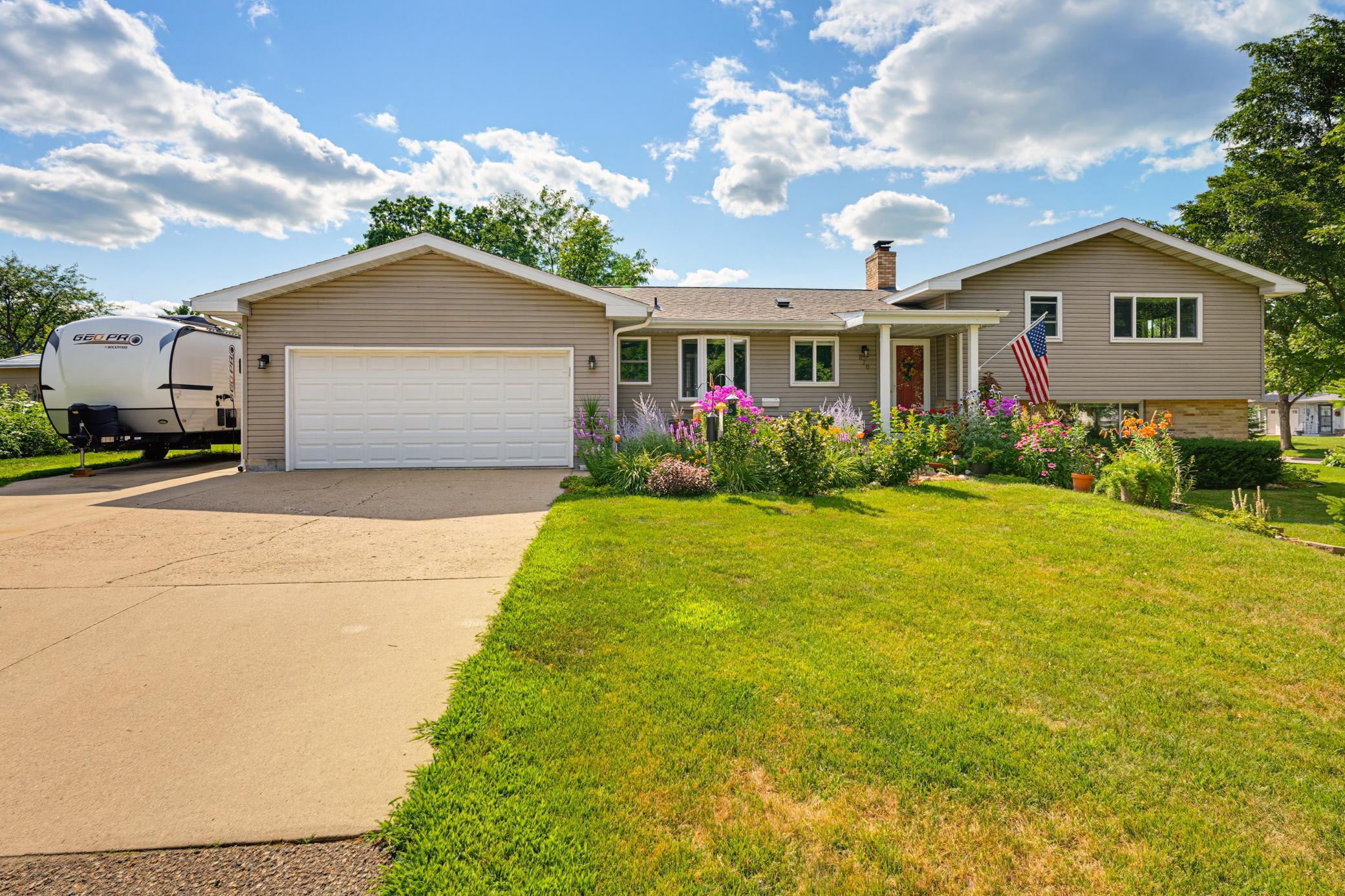 Photo 1 of Single family home for sale at 870 Hanson Dr Sw, Hutchinson, MN 55350 | MLS# 7111319 | Listing updated on 2026-09-21