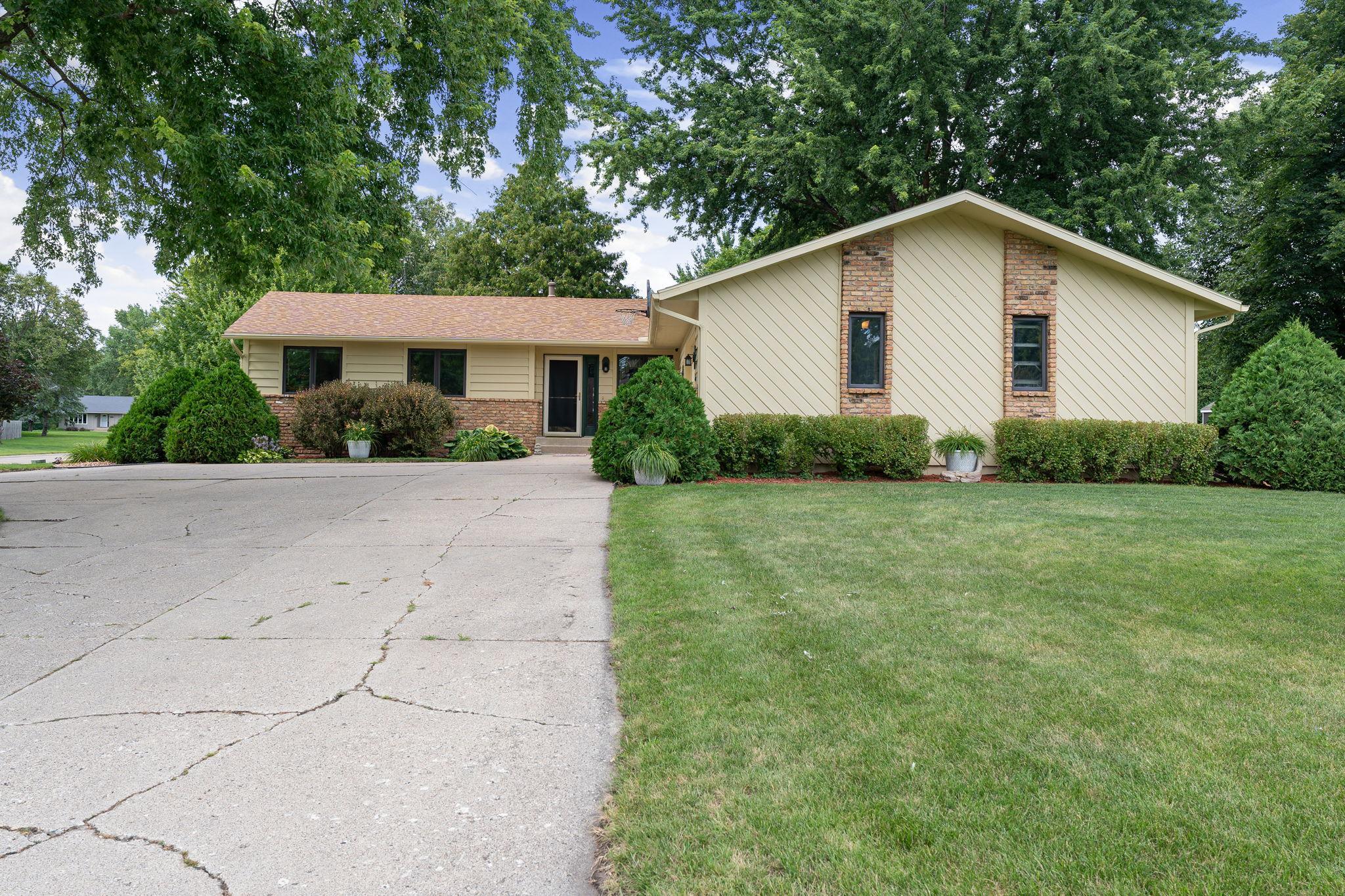Photo 2 of Sale Pending at 545 Crestview Ln, Owatonna, MN 55060 | MLS# 7113293 | Listing updated on 2026-10-15