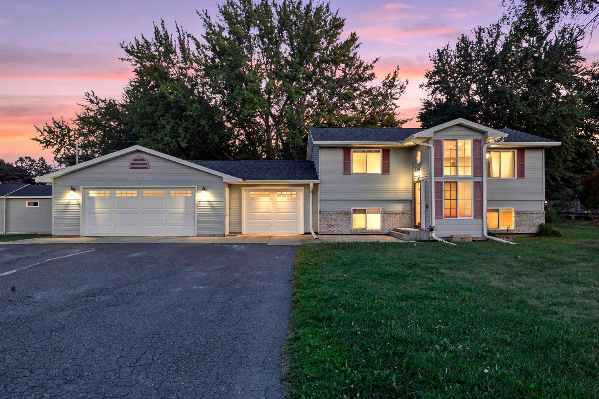 Photo 2 of Single family home for sale at 720 W 2nd Street, Rush City, MN 55069 | MLS# 7114179 | Listing updated on 2026-09-21