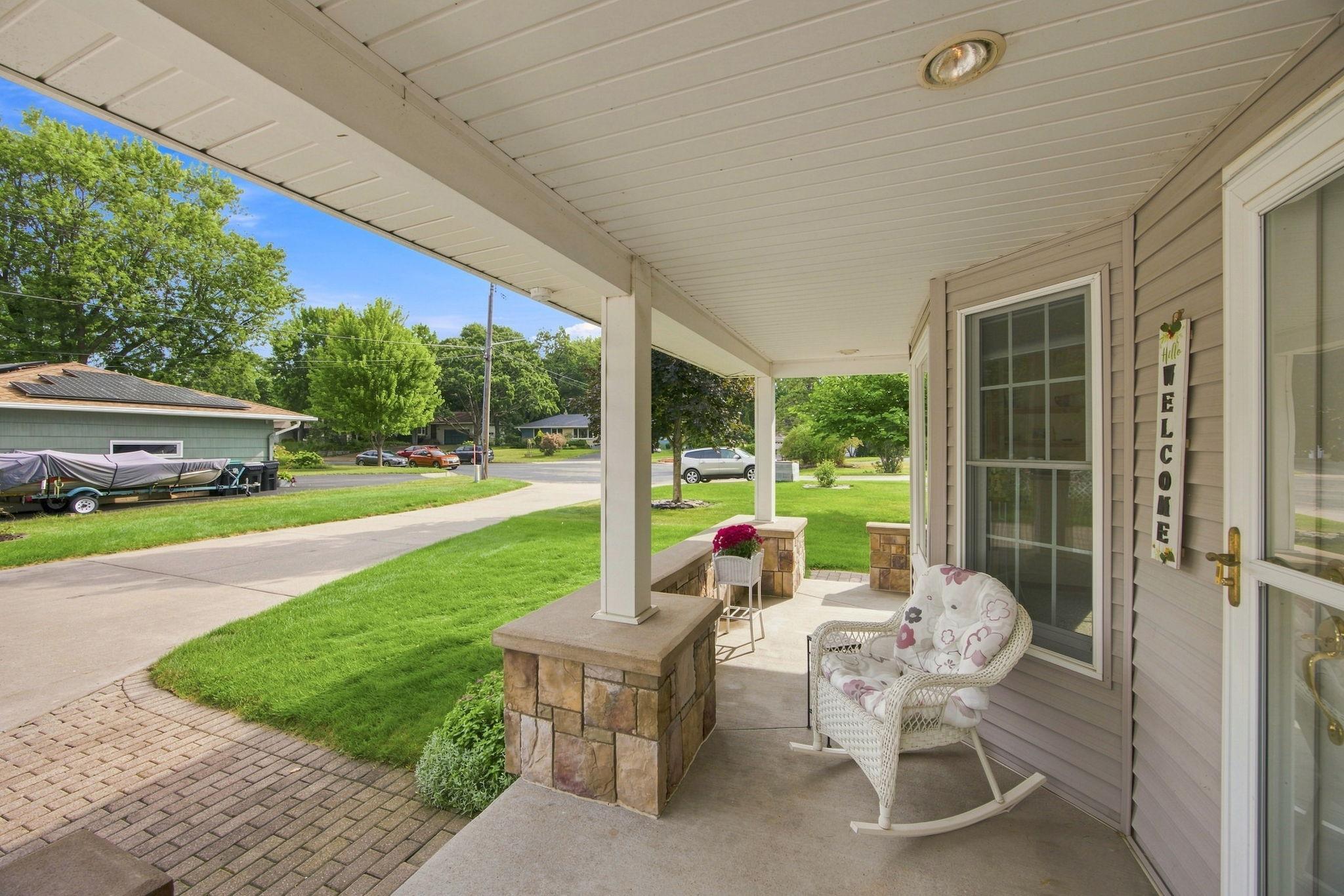 Photo 3 of Single family home for sale at 7806 Gloria Cir, Saint Paul, MN 55112 | MLS# 7136031 | Listing updated on 2026-10-05