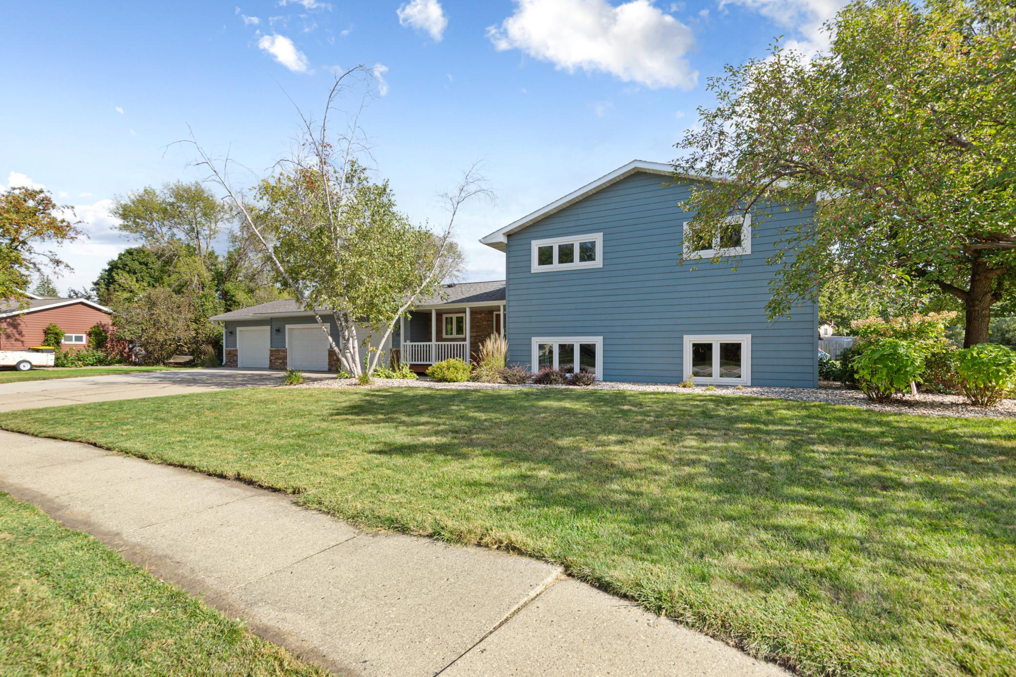 Photo 2 of Single family home for sale at 1552 Nottingham Dr, North Mankato, MN 56003 | MLS# 7144347 | Listing updated on 2026-09-21