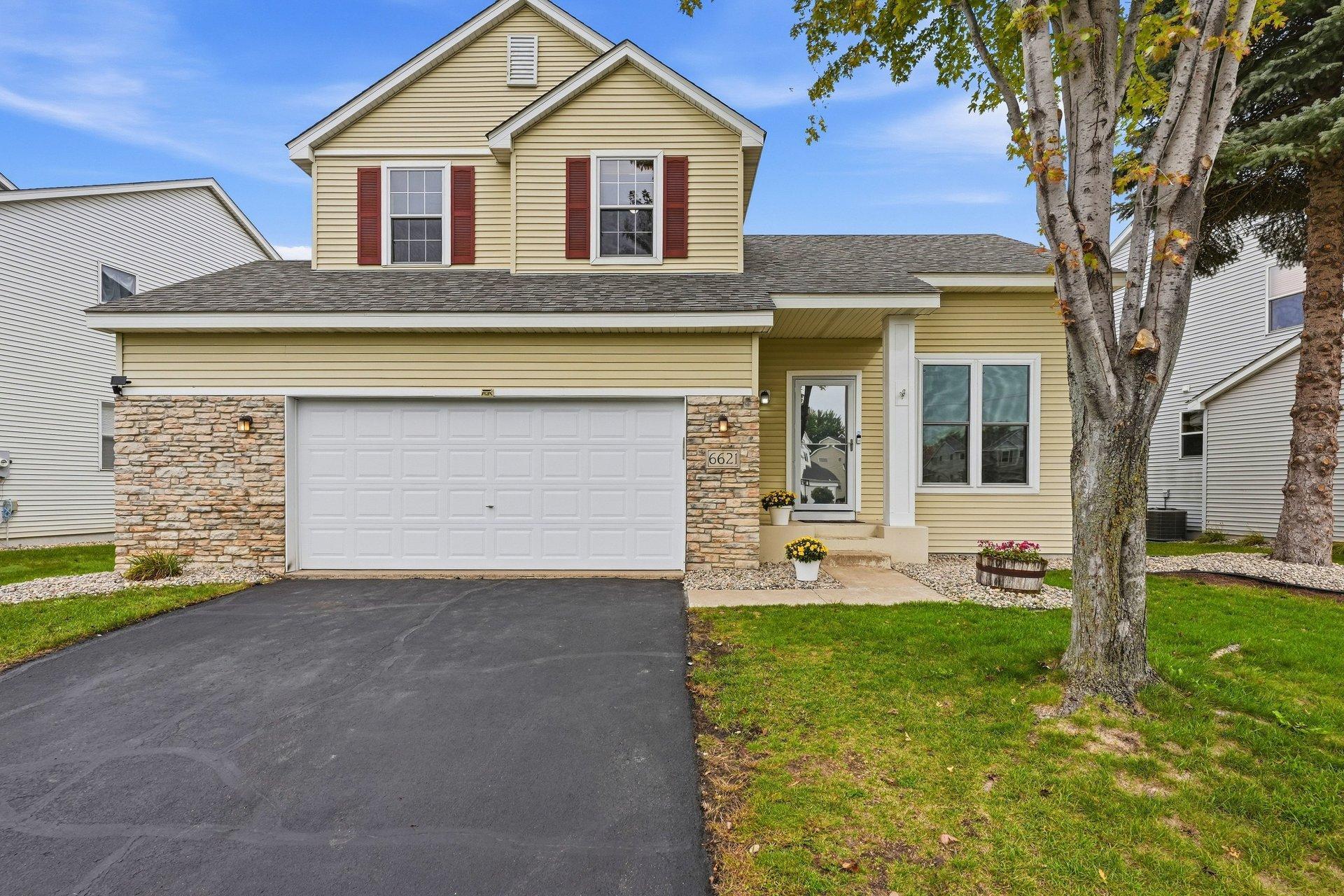 Single family home for sale at 6621 Carlisle Curv, Shakopee, MN 55379 | MLS# 7154158
