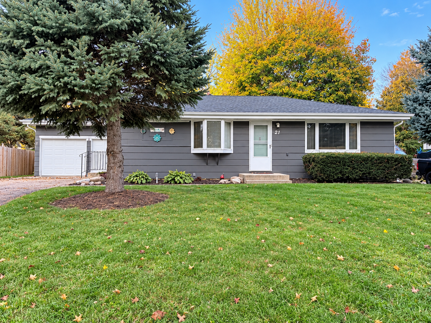 Photo 1 of Single family home for sale at 21 Farrell St N, Maplewood, MN 55119 | MLS# 7162670 | Listing updated on 2026-10-24