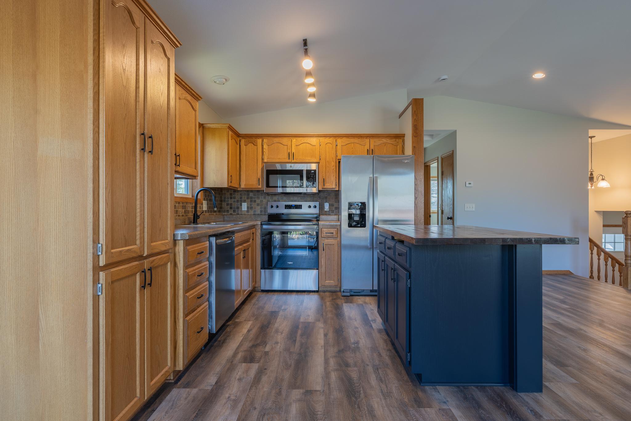 Photo 3 of Single family home for sale at 915 8th Avenue NW, Hutchinson, MN 55350 | MLS# 7163401 | Listing updated on 2026-10-24