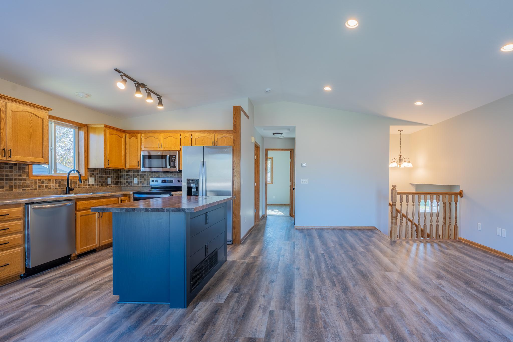 Photo 1 of Single family home for sale at 915 8th Avenue NW, Hutchinson, MN 55350 | MLS# 7163401 | Listing updated on 2026-10-24