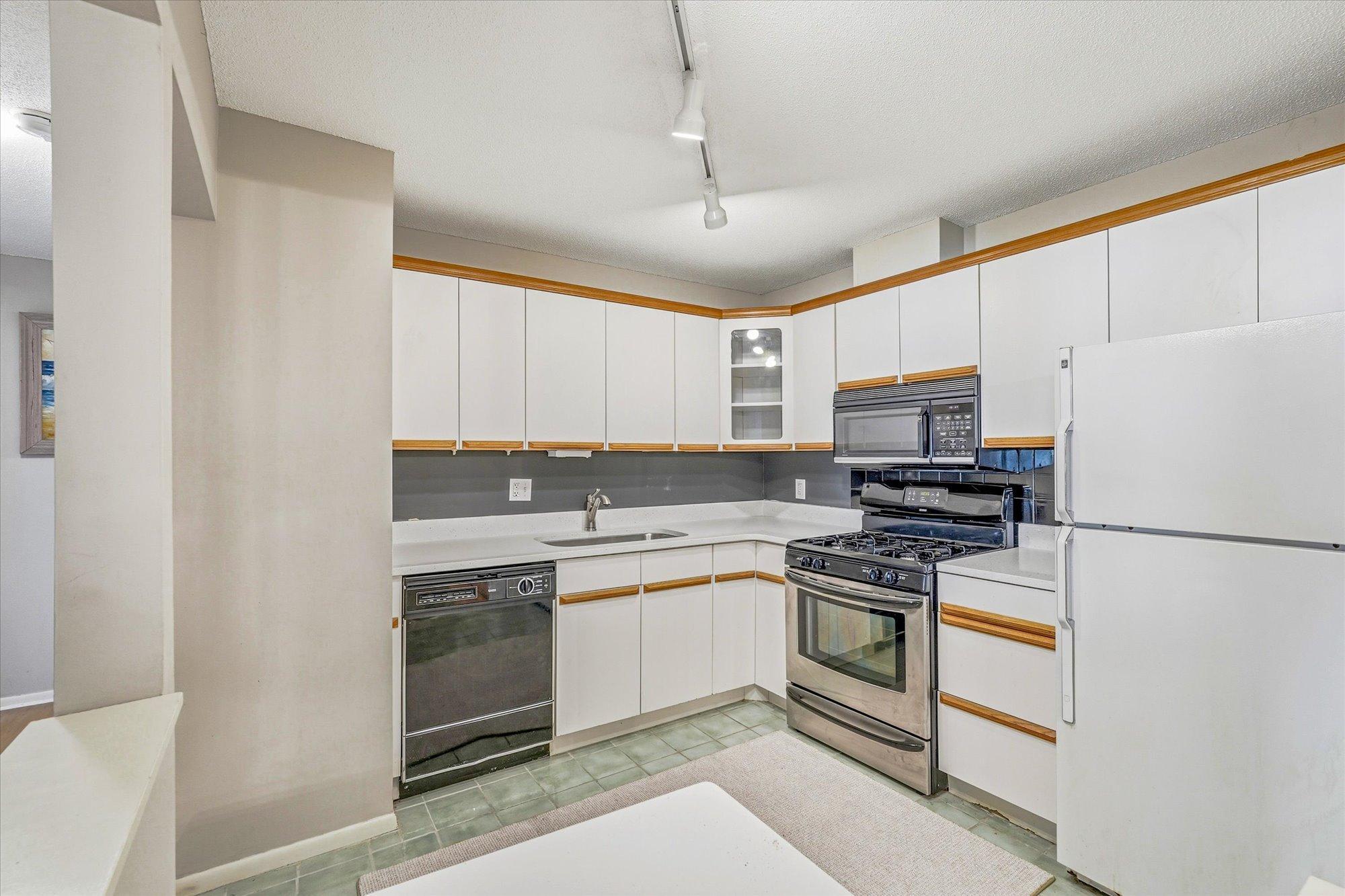 Photo 3 of Condo for sale at 4860 Park Cmns Dr #309, Minneapolis, MN 55416 | MLS# 7164172 | Listing updated on 2026-10-24